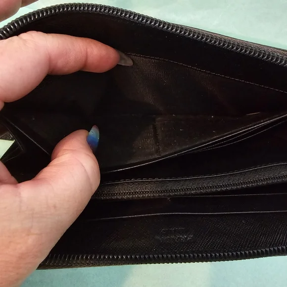 Prada Saffiano leather black zip around wallet - Picture 9 of 13